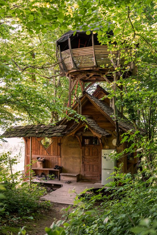 Cabane insolite dans les bois
