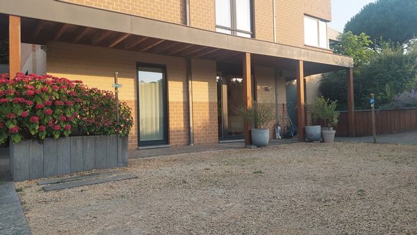 Maison moderne et chaleureuse dans un environnement champêtre