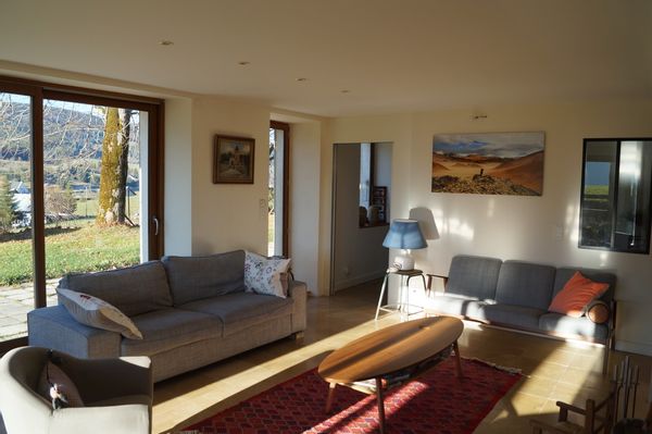 La maison de Sabrina se trouve au dessus d’une colline avec une belle vue la montagne