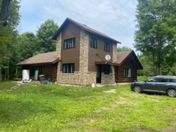 Chalet en bois rond sur le bord de la rivière La Lièvre. Seulement 10 minutes du village.