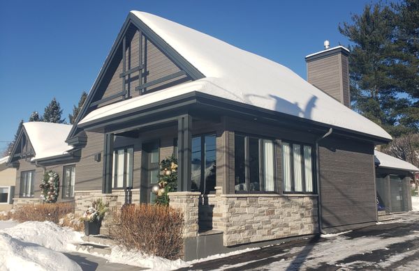 Pittoresque village de Saint-Sauveur,notre plein pied situé au coeur de ce village dynamique,animé.