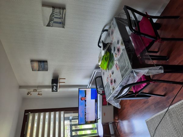 La maison de Joël 2 pièces tout équipé, chambre grand lit et canapé dans la salle, 4 personnes.