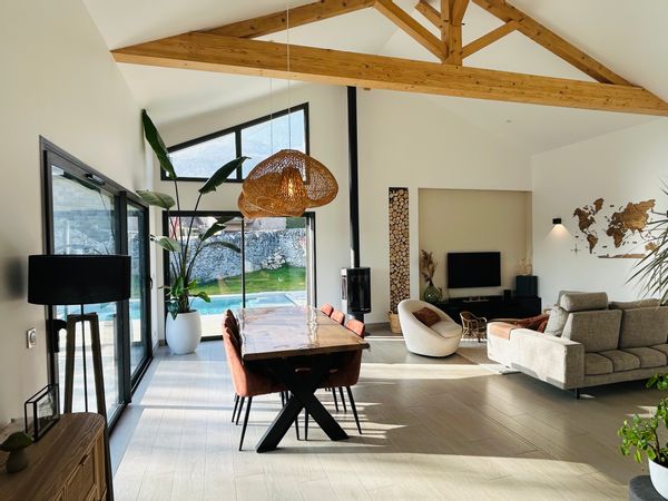 Entre lac, montagnes et parapente : villa avec piscine, idéale pour familles et amoureux d’aventure.