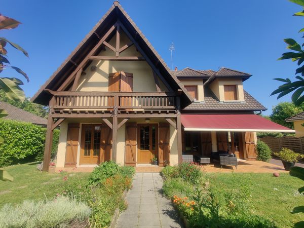 Le calme en ville . La maison spacieuse, chaleureuse et confortable de Noémia et Mickaël.