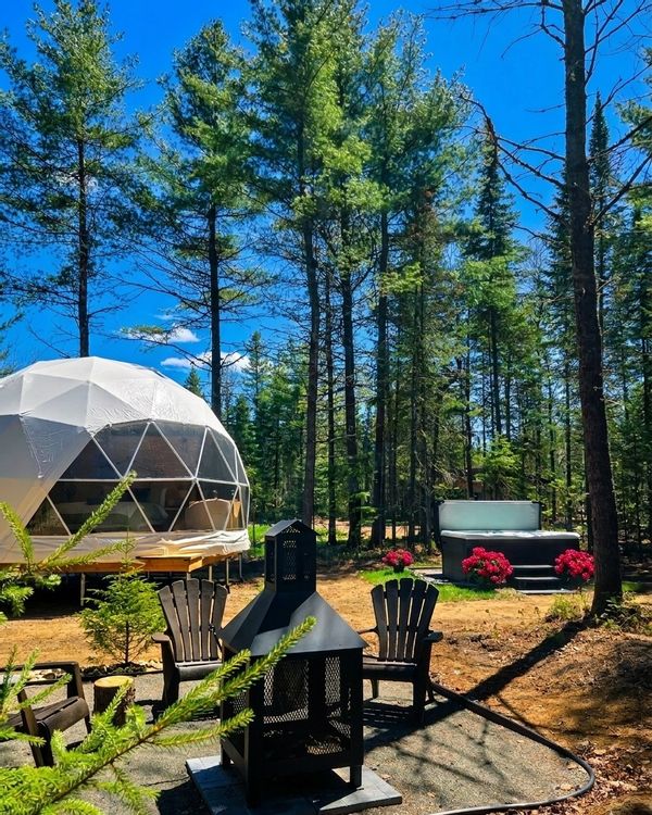 Magnifique dôme en forêt avec spa privé à une minute du Parc National de la Mauricie