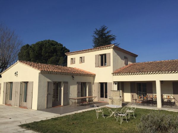 La maison de Mady table ping pong grande piscine terrain de pétanque vélos