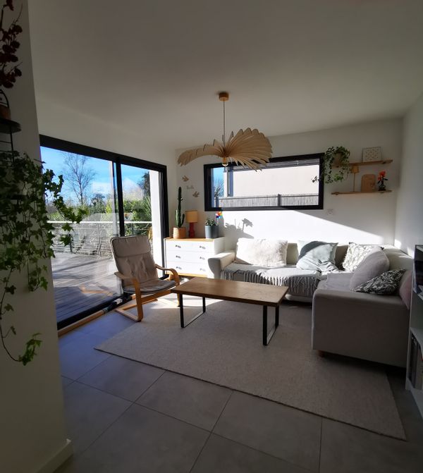 Maison moderne avec terrasse, jardin et vue sur la nature