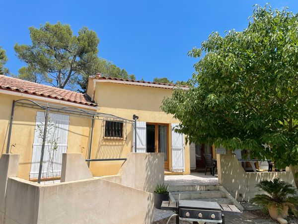 La maison d'Amélie est sur un terrain de 2000m2 avec boulodrome et bar extérieur