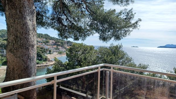 Maison sur les rochers face à la mer, avec vue sur le petit port des Oursinières