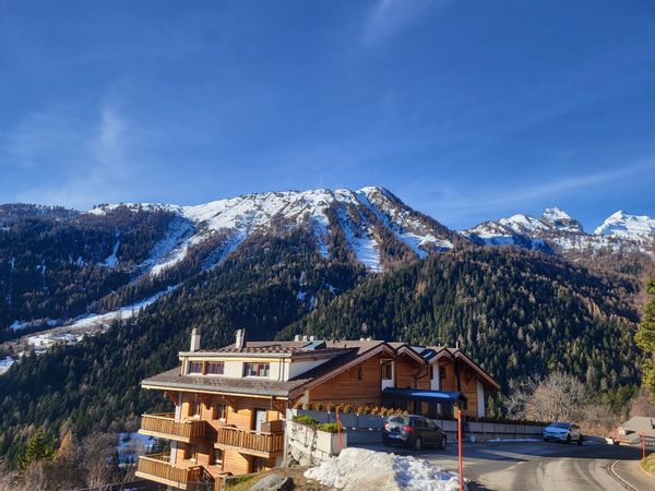 LE CARMINOIR. Appartement face aux montagnes dans résidence et village de bains-thermaux.