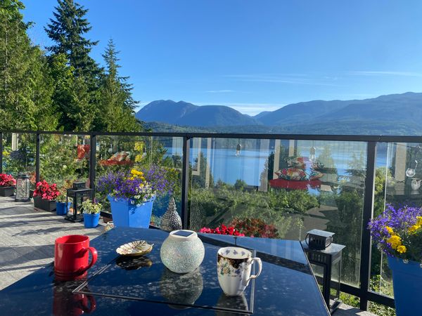 La maison de Michelle, Peaceful neighbourhood with stunning view of Sechelt Inlet and Porpoise Bay.