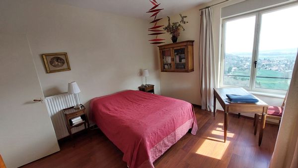La chambre rouge Nous aurons plaisir à vous accueillir pour vous faire découvrir notre belle ville.