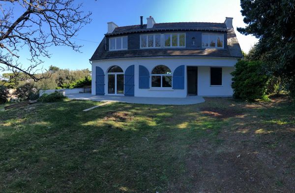 Vaste maison sur l'île aux moines dans le  golfe du Morbihan plantée au milieu d'un grand jardin