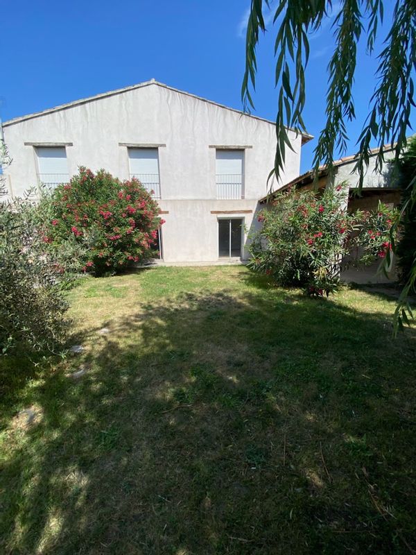 Grande maison de campagne, à la ville