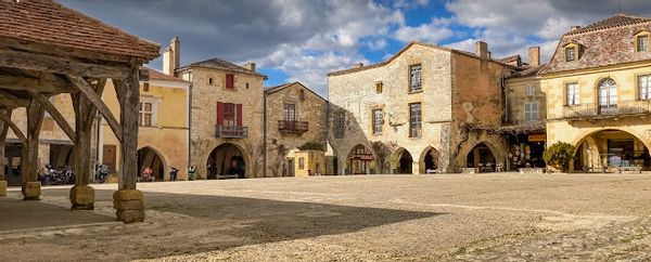 L'appartement de Laurence & Olivier est situé au 1er étage au centre d'une bastide Anglaise.