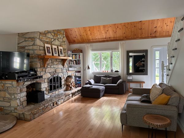 Maison chaleureuse au cœur des Laurentides, parfaite en toute saison