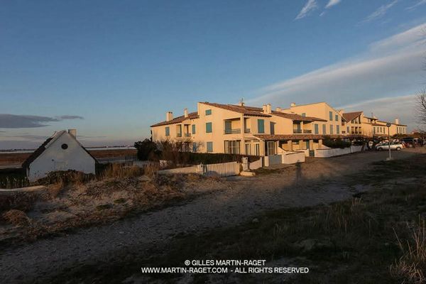 Apt situé sur la  plage des Saintes Maries de la Mer  très grande terrasse 25 M2 parking privé
