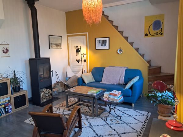 La maison de Aurélie est colorée, cosy, à la campagne tout en étant proche de Lyon
