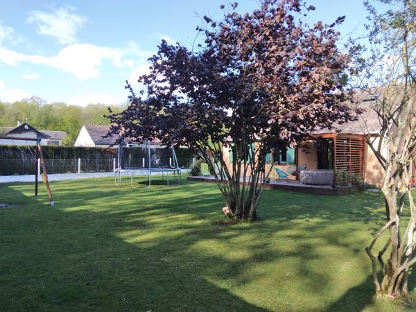 La maison est idéalement placée pour des personnes recherchant, calme, détente et nature.