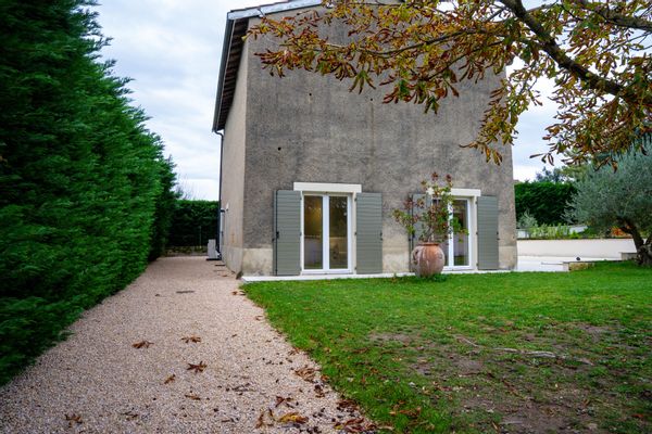Maison située dans une dépendance de ma maison principale, entièrement rénovée à 14kms de Lyon.