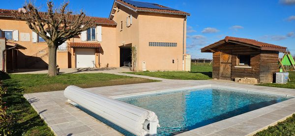 Maison beaujolaise avec piscine au milieu des vignes