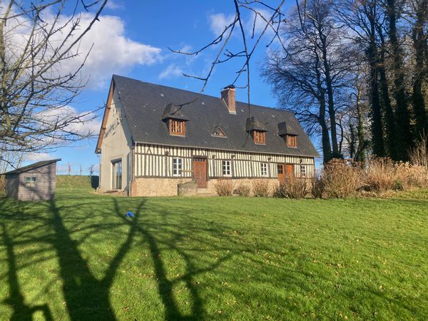 Bienvenue dans notre longère normande, pleine de charme, entourée d'un jardin, en pleine nature.
