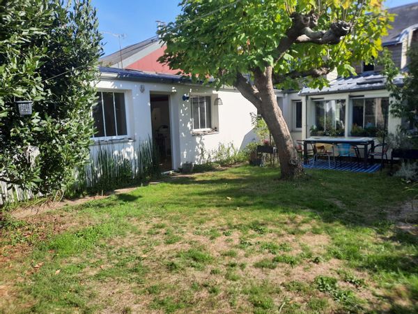 Maison familiale bohème et chaleureuse, avec jardin , au calme près du centre ville et de la gare.