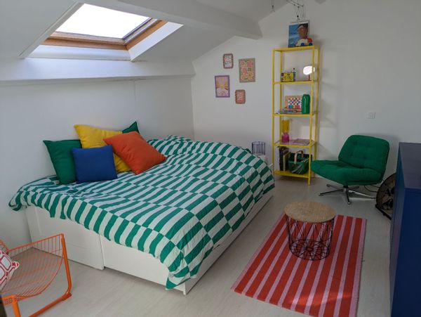 2 chambres, une salle de bain et wc privés dans maison familiale et accueillante avec piscine