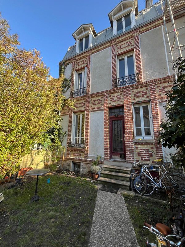 Charmante maison avec son jardin en fond d’une impasse, au calme.  A 20 min du centre de paris.