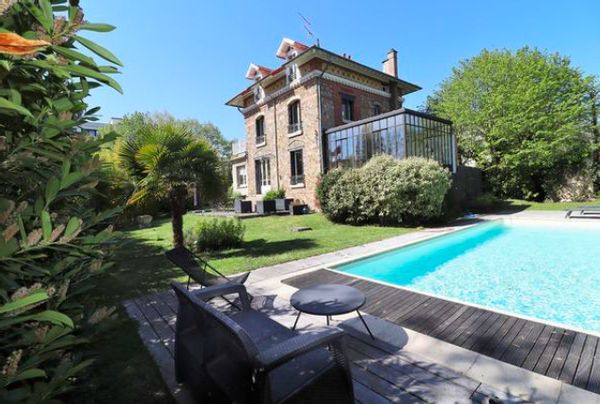 La maison de Marie & Matt: Maison design avec piscine entre Paris et Versailles