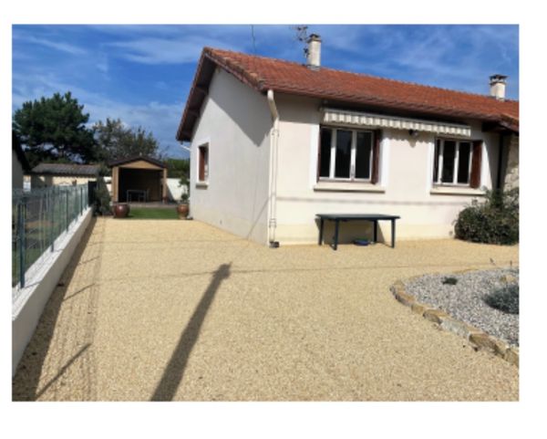 La chambre privée de Auria avec une salle de bain privée