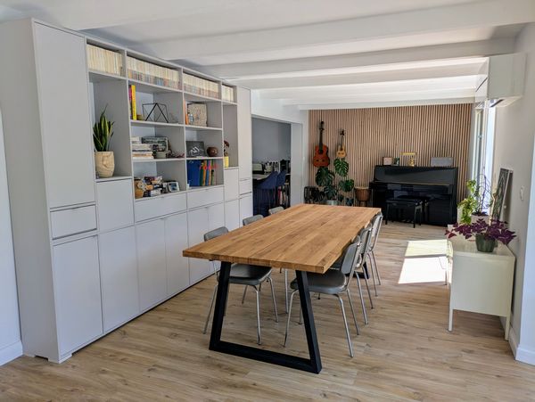 Nous habitons la maison à 4, plus notre chien.