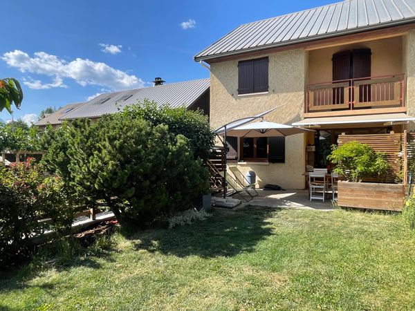 Jolie petite maison au cœur des montagnes.