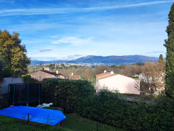 Maison familiale avec jardin, piscine et jeux d’enfants – Côte d’Azur