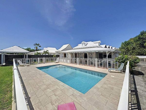 Belle villa dans un lotissement privatif et sécurisé. De 4 chambres, 2 salles de bain, piscine.