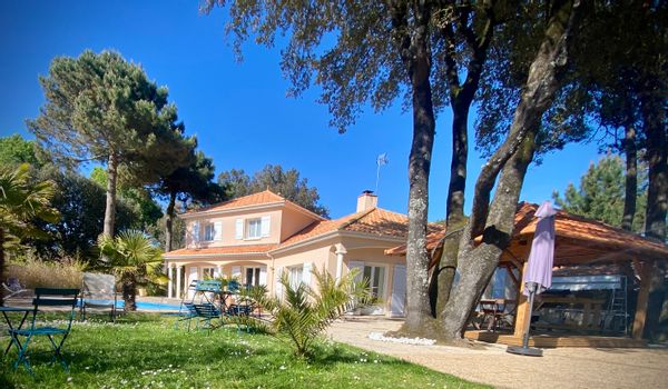 Maison avec piscine, accès direct à la mer et aux chemins de randonnée côtiers