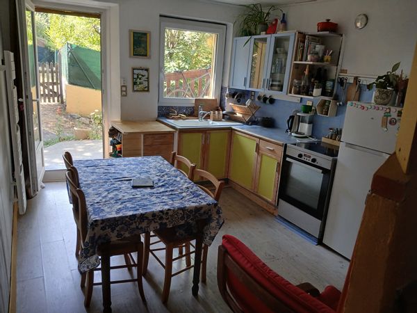 Maison colorée en plein centre. Deux chambres et une mezzanine,  petit jardin.