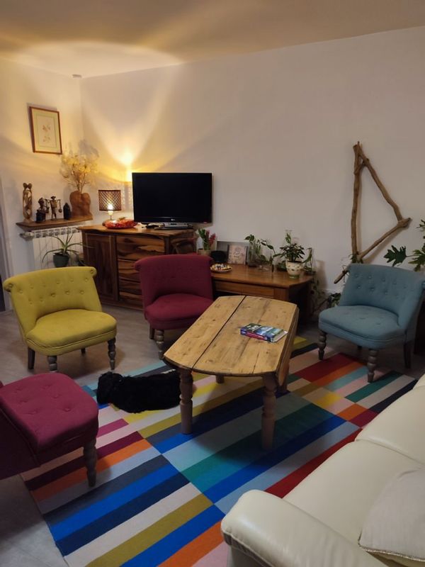 A l'etage deux grandes chambres  lit double , sanitaires privatifs.Salon et cuisine communs