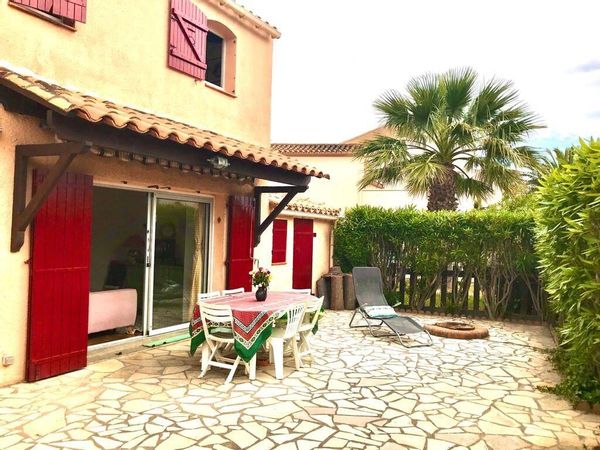 Charmante maison avec terrasse entre terre et mer, 2 chambres, idéal pour un couple avec 2 enfants.