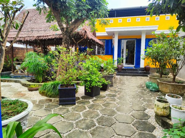 La maison jaune aux volets bleus