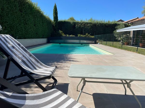 Grande Maison avec piscine, tennis et terrain de foot dans la résidence proche de Lyon