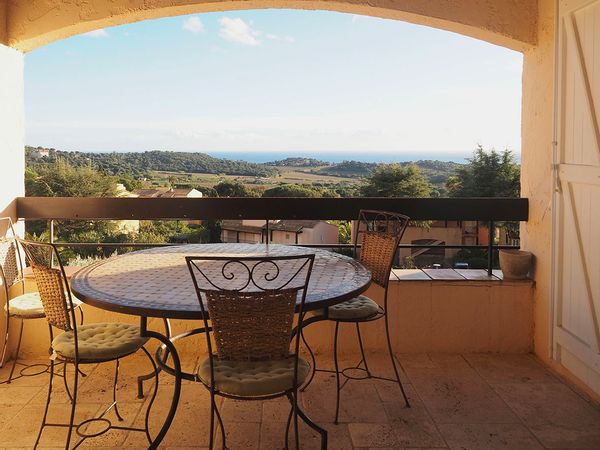 Terrasse avec vue exceptionnelle sur la mer méditerranée, l'île du Levant et les vignobles.