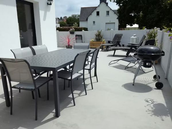 Maison rénovée au calme, à 500 m de la mer et des plages, idéale pour la famille avec jardin clos.
