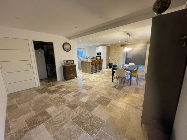 Maison en pierre normande avec salon type cathédrale, quartier calme à proximité d’Alençon