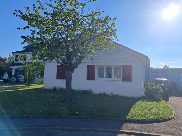Maison calme entre ville et nature.