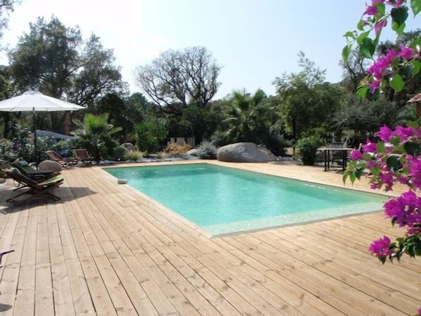 Maison individuelle, climatisée, tout confort, calme , extérieur arboré, à proximité des plages .