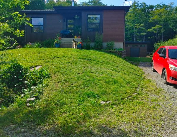 Maison plein pied en forêt au pied d'une érablière. 3 chambres 2 salles de bain.