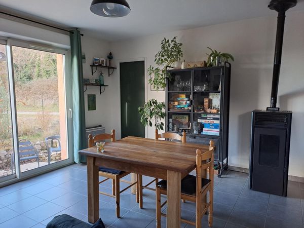 Maison au calme, petit jardin avec belle vue sur les collines, sans vis-à-vis.