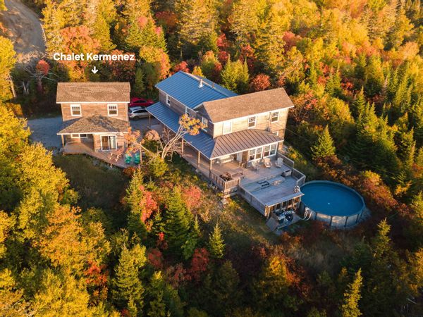 Niché sur le flanc du Mont Sainte-Anne, notre coquet chalet offre une vue imprenable sur le Rocher.