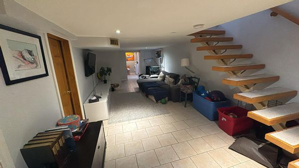 La maison de Charlotte est dans un quartier calme et résidentiel entre Montréal et les montagnes
